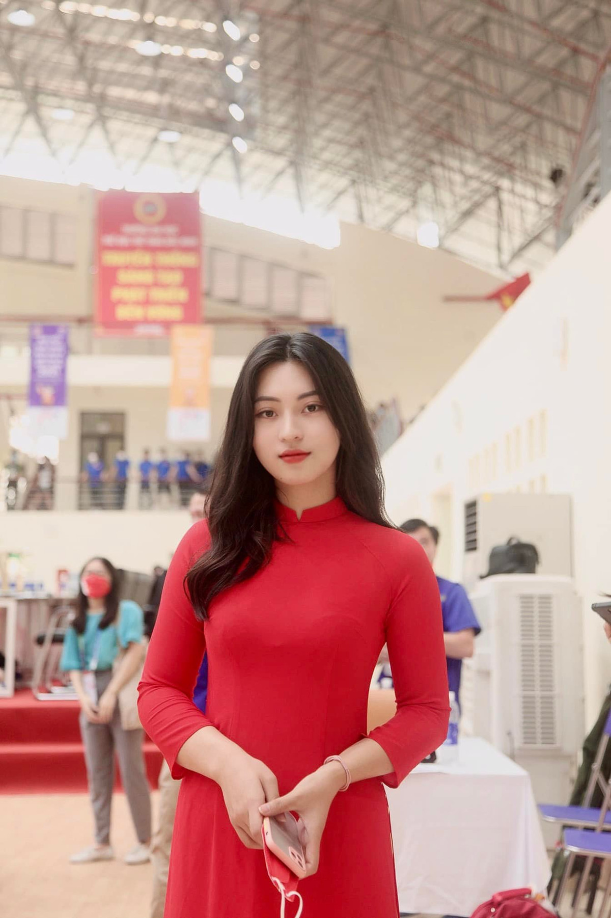 Hầu hết, các tình nguyện viên có mặt trước các trận đấu khoảng 30 phút để chuẩn bị công việc. Ban tổ chức còn rất chu đáo chuẩn bị từ trang phục, lo từng bữa ăn, hỗ trợ phương tiện đi lại... cho các tình nguyện viên.