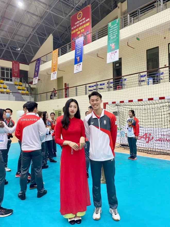 Nổi bật với nhan sắc xinh xắn, nữ tình nguyện viên Lục Thanh Thư (18 tuổi, quê Thái Nguyên) hút lượng quan tâm lớn trên các diễn đàn mạng xã hội.