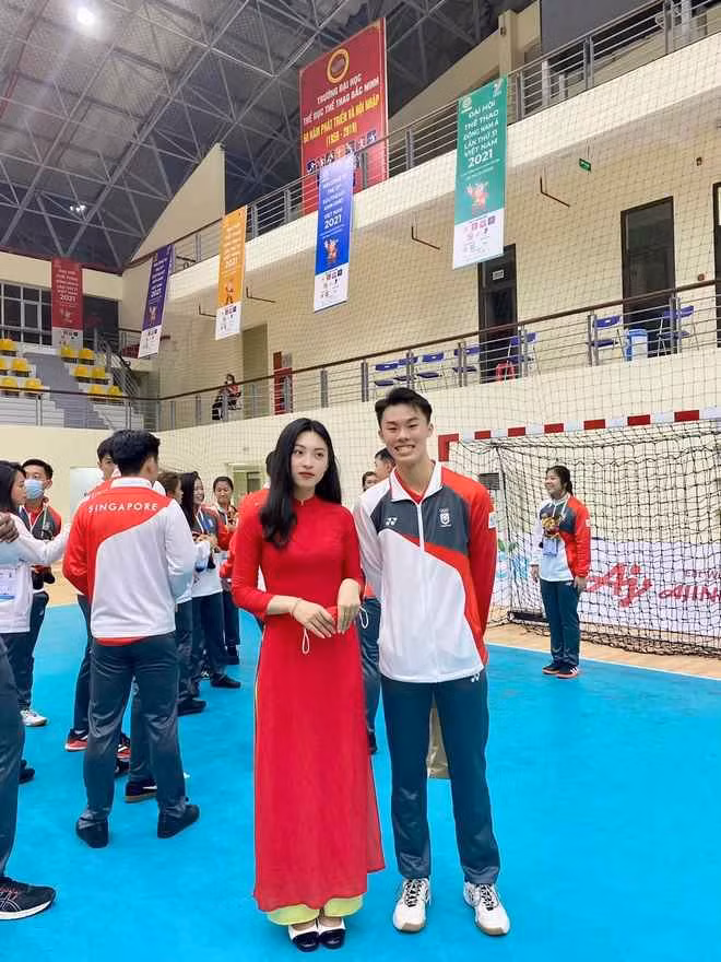 Nổi bật với nhan sắc xinh xắn, nữ tình nguyện viên Lục Thanh Thư (18 tuổi, quê Thái Nguyên) hút lượng quan tâm lớn trên các diễn đàn mạng xã hội.