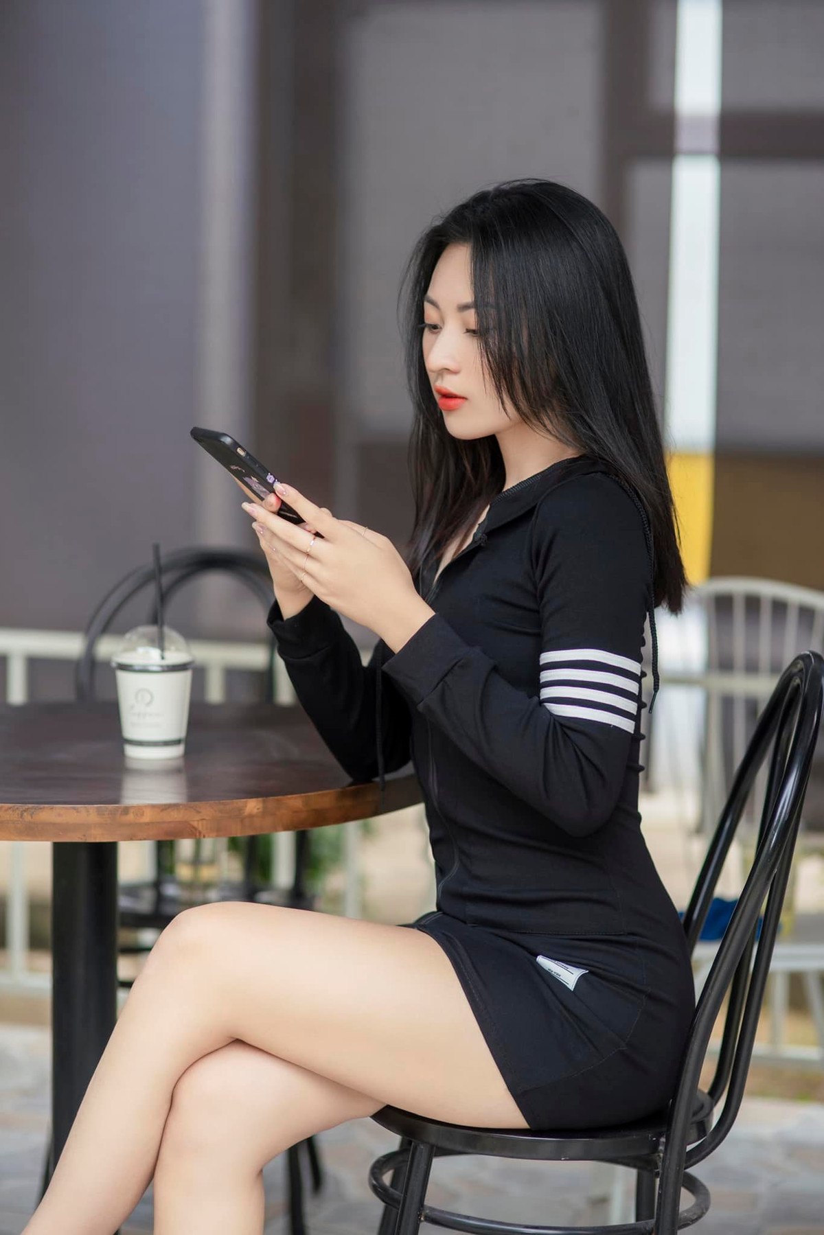 Ngay sau khi trúng tuyển, gái xinh này được phân công nhiệm vụ đón tiếp khách mời. Ngoài ra, cô bạn còn hỗ trợ nước uống, chỗ ngồi và một số khâu hậu cần sau các trận thi đấu.