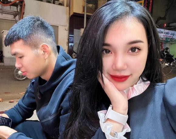 Mới đây, loạt hình ảnh về cô bạn gái xinh đẹp hút hồn của hậu vệ U22 Việt Nam là Giáp Tuấn Dương được netizen chia sẻ rộng rãi. Dân mạng lập tức truy tìm info của gái xinh này.