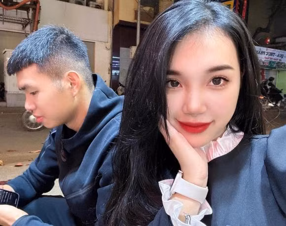 Mới đây, loạt hình ảnh về cô bạn gái xinh đẹp hút hồn của hậu vệ U22 Việt Nam là Giáp Tuấn Dương được netizen chia sẻ rộng rãi. Dân mạng lập tức truy tìm info của gái xinh này.