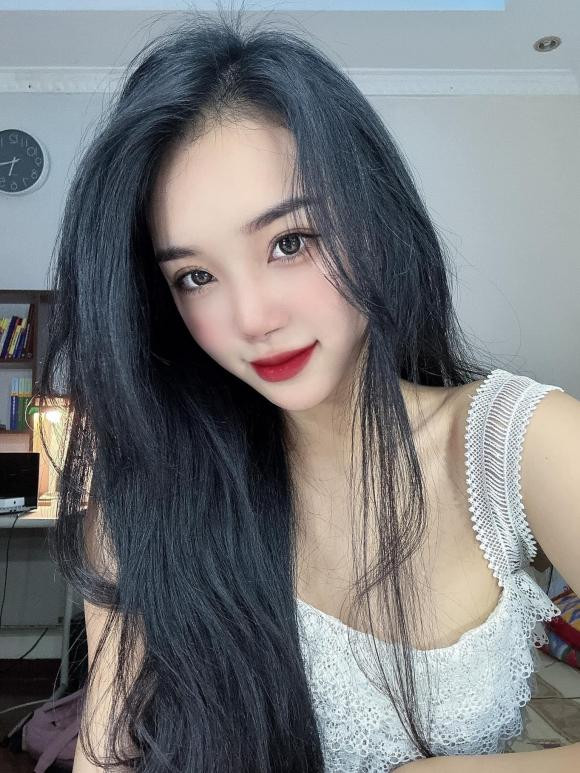 Cô nàng sinh năm 2000 được đánh giá là một trong những nàng WAGs xinh xắn nhất của lứa cầu thủ U22 Việt Nam hiện tại.