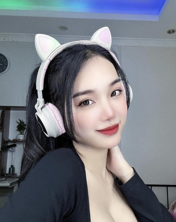 Bạn gái hậu vệ U22 Việt Nam sở hữu làn da trắng, vòng một đẫy đà