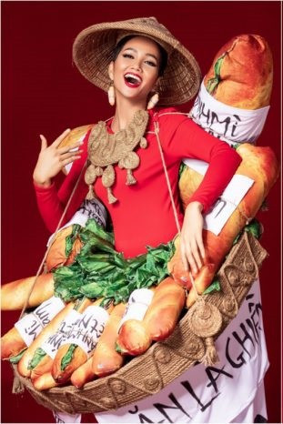 Nhân vật có tên cô Minh Huế thuộc giới LGBT và nổi tiếng nhờ clip đeo vàng, cầm tiền múa đường quyền hài hước được rất nhiều sao Việt "cover". Cô sở hữu gia tài khủng với 7 miếng đất, 100 cây vàng do được thừa kế từ mẹ sau khi mất.