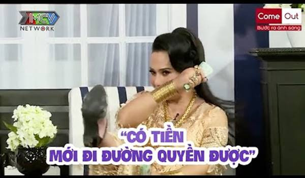 Bộ trang phục được lấy cảm hứng từ hiện tượng mạng xã hội tên là Minh Hiếu, hay còn được gọi là "Cô Ba Minh Hiếu".