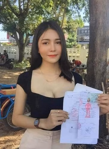 Trong số các người đẹp chuyển giới Thái Lan có mặt tại buổi khám nghĩa vụ năm nay đáng chú ý có cả Hoa hậu chuyển giới Narisara Aonwang (23 tuổi).