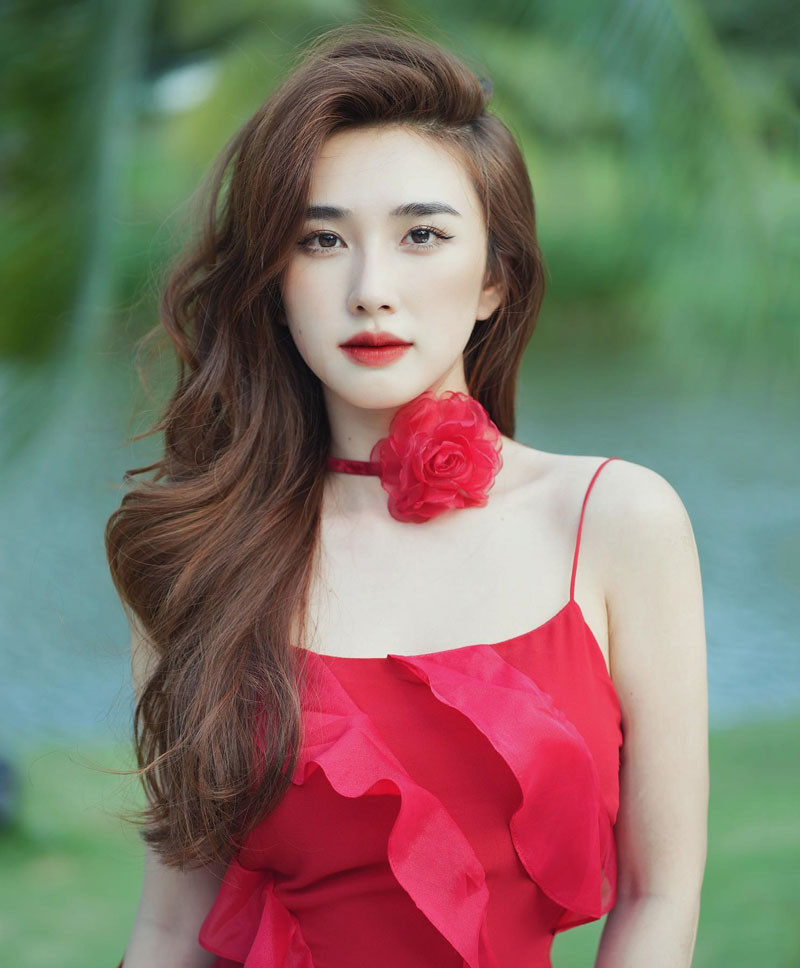 Không chỉ theo dõi Facebook và Instagram, Bùi Tiến Dũng còn tích cực like hầu hết các bài đăng của "người yêu" trên mạng xã hội. Đặc biệt, họ còn bị soi "tay trong tay" xuất hiện ở nhiều địa điểm công cộng.