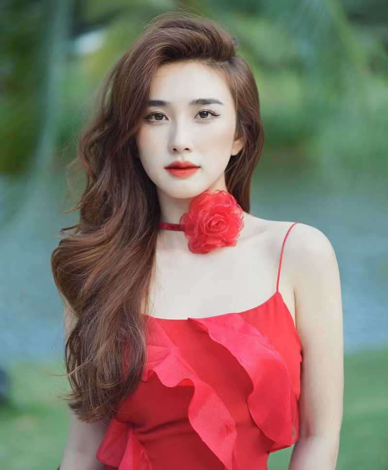 Không chỉ theo dõi Facebook và Instagram, Bùi Tiến Dũng còn tích cực like hầu hết các bài đăng của "người yêu" trên mạng xã hội. Đặc biệt, họ còn bị soi "tay trong tay" xuất hiện ở nhiều địa điểm công cộng.