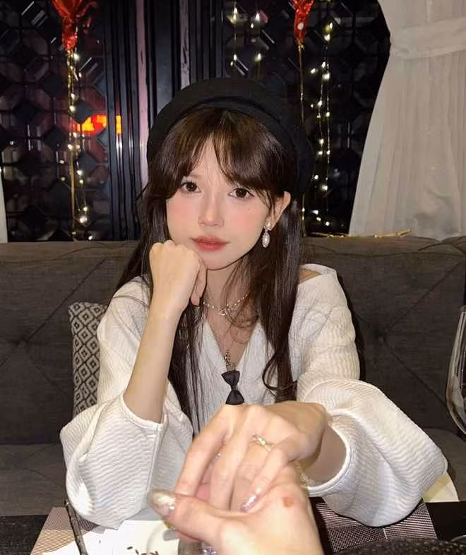 Tổng chi phí mà idol TikTok này đã bỏ ra cho gương mặt là khoảng 200 triệu đồng, có bao gồm niềng răng. Khi đó tài khoản của Pun chỉ có 5 triệu, còn lại là xin bố mẹ.