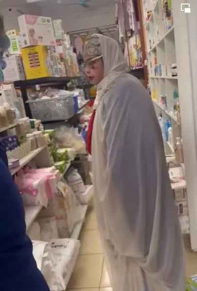 Khoảnh khắc ghi lại, "thánh quỵt tiền" đi xe máy, phía trên chở vô số đồ đạc lỉnh kỉnh.