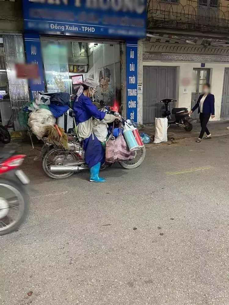 Trước đó, từng xuất hiện thông tin cậu nhóc đang ở cùng người thân, không phải lang thang khắp nơi cùng mẹ như trước nữa.