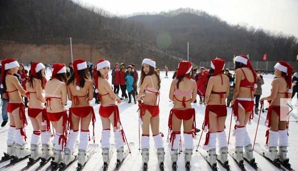 Tất nhiên vẫn có những ý kiến cho rằng kiểu mặc này là thiếu phù hợp và chơi trội thậm chí là chơi ngông.