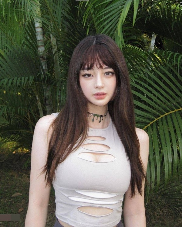 Đây không phải lần đầu tiên netizen thấy những cô gái ưa chuộng kiểu diện trang phục "thời trang phang thời tiết" như thế này chụp ảnh trong mùa đông.