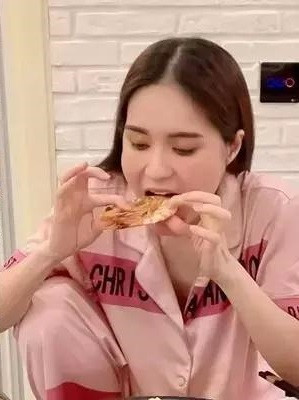 Hình ảnh ăn tôm của nữ đại gia quận 7 bị chính chồng chụp lại và đăng tải lên trang cá nhân của cô nàng.