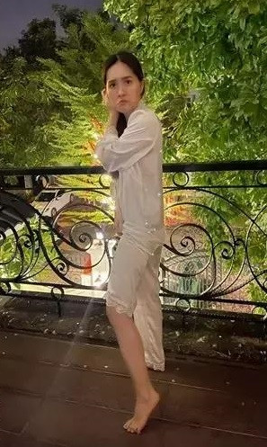 Chính doanh nhân Quốc Vũ là người thường xuyên đăng tải bức ảnh troll vợ trên trang cá nhân.