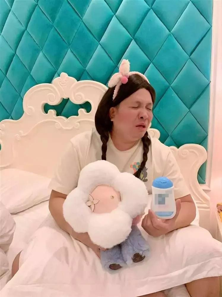 Hình phạt của việc troll vợ là việc doanh nhân Quốc Vũ bị hoá trang thành vú em.