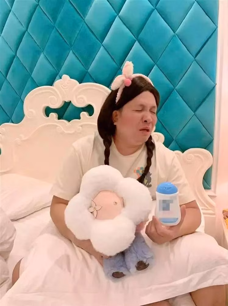 Hình phạt của việc troll vợ là việc doanh nhân Quốc Vũ bị hoá trang thành vú em.