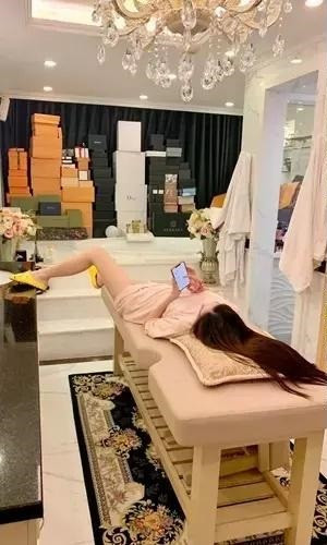 Đoàn Di Băng với dáng nằm, rồi đứng chẳng giống ai.