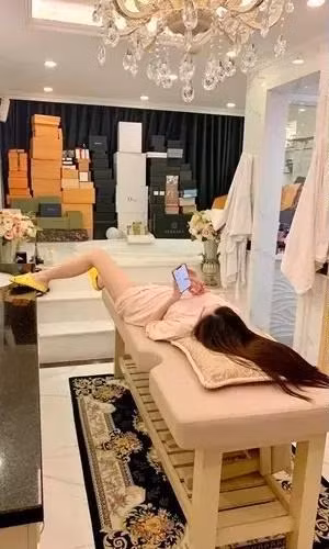 Đoàn Di Băng với dáng nằm, rồi đứng chẳng giống ai.