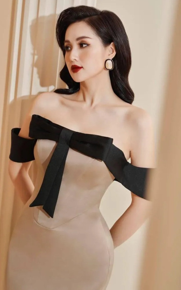 Là mẹ của hai cậu con trai nhưng hot girl luôn biết cách chăm sóc ngoại hình. Không những vậy, mỹ nhân 8X còn được đánh giá cao về gout thời trang.