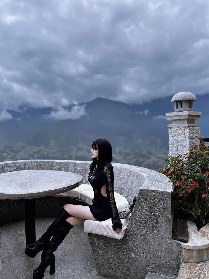 Sau quá trình "Nam tiến" tên tuổi của Tâm Tít tích cực hơn với nghệ thuật, từng là ca sĩ độc quyền cho công ty của ca sĩ Đông Nhi và Nguyễn Đằng Phương.