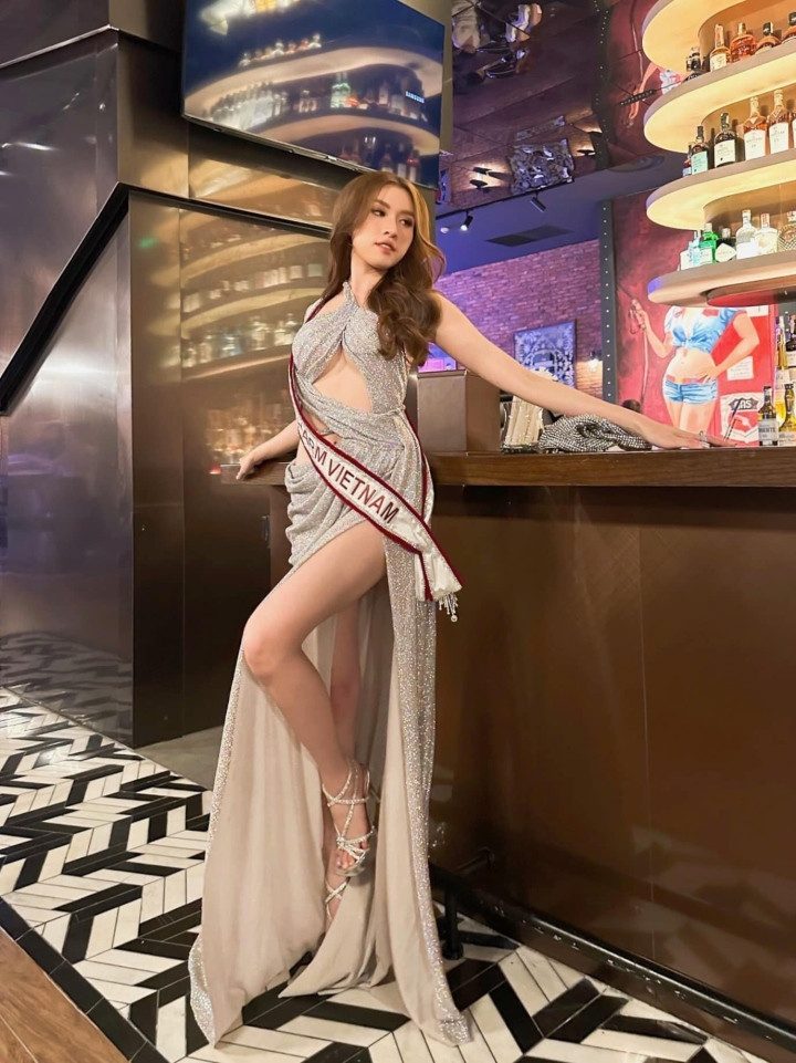 Xuyên suốt Miss Charm, người đẹp được đội ngũ stylist chuẩn bị khoảng gần 20 trang phục, tương ứng từng hoạt động của cuộc thi.