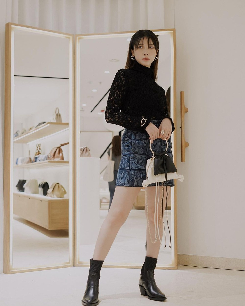 Kết thúc hợp đồng với TVB vào cuối năm 2020, Lâm Tuyên Dư trở về Malaysia phát triển và nhận được nhiều sự quan tâm hơn từ khán giả. Do không tập trung phát triển con đường ngôi sao mạng xã hội, cô chỉ có khoảng 310.000 người theo dõi trên Instagram.