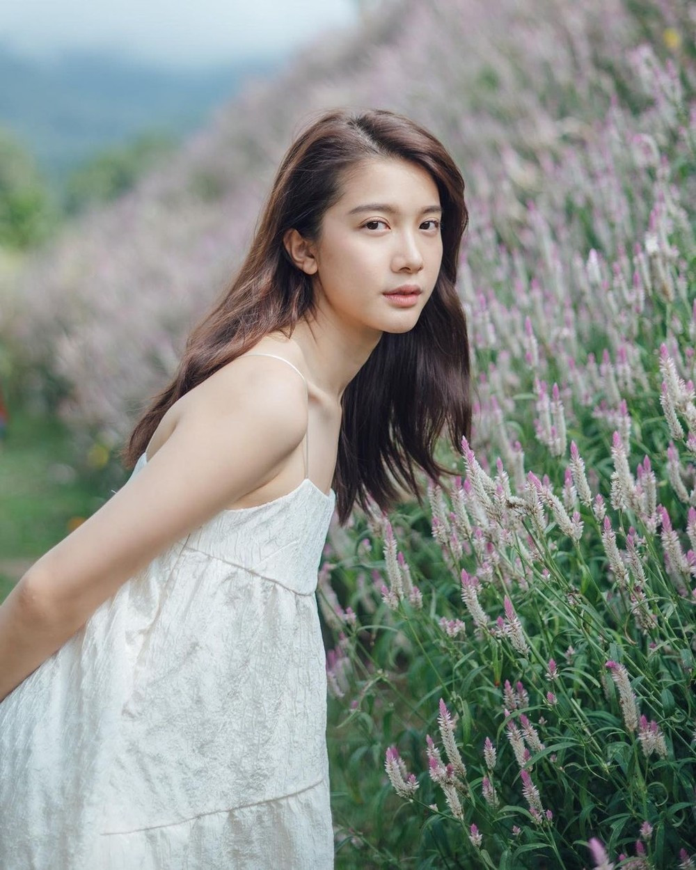 Lâm Tuyên Dư (Serene Lim) sinh năm 1996 ở Malaysia. Cô được công chúng biết đến sau khi giành vị trí Á hậu 1 trong cuộc thi Hoa hậu Quốc tế Trung Quốc năm 2017. Đây là bước đệm để cô gia nhập TVB. Tuy nhiên, Hong Kong (Trung Quốc) không phải "đất lành" đối với Lâm Tuyên Dư. Trong thời gian làm việc tại TVB, cô chỉ đóng vài phim như Girlie Days, Al Cappuccino, Line Walker 3 và không để lại nhiều dấu ấn.