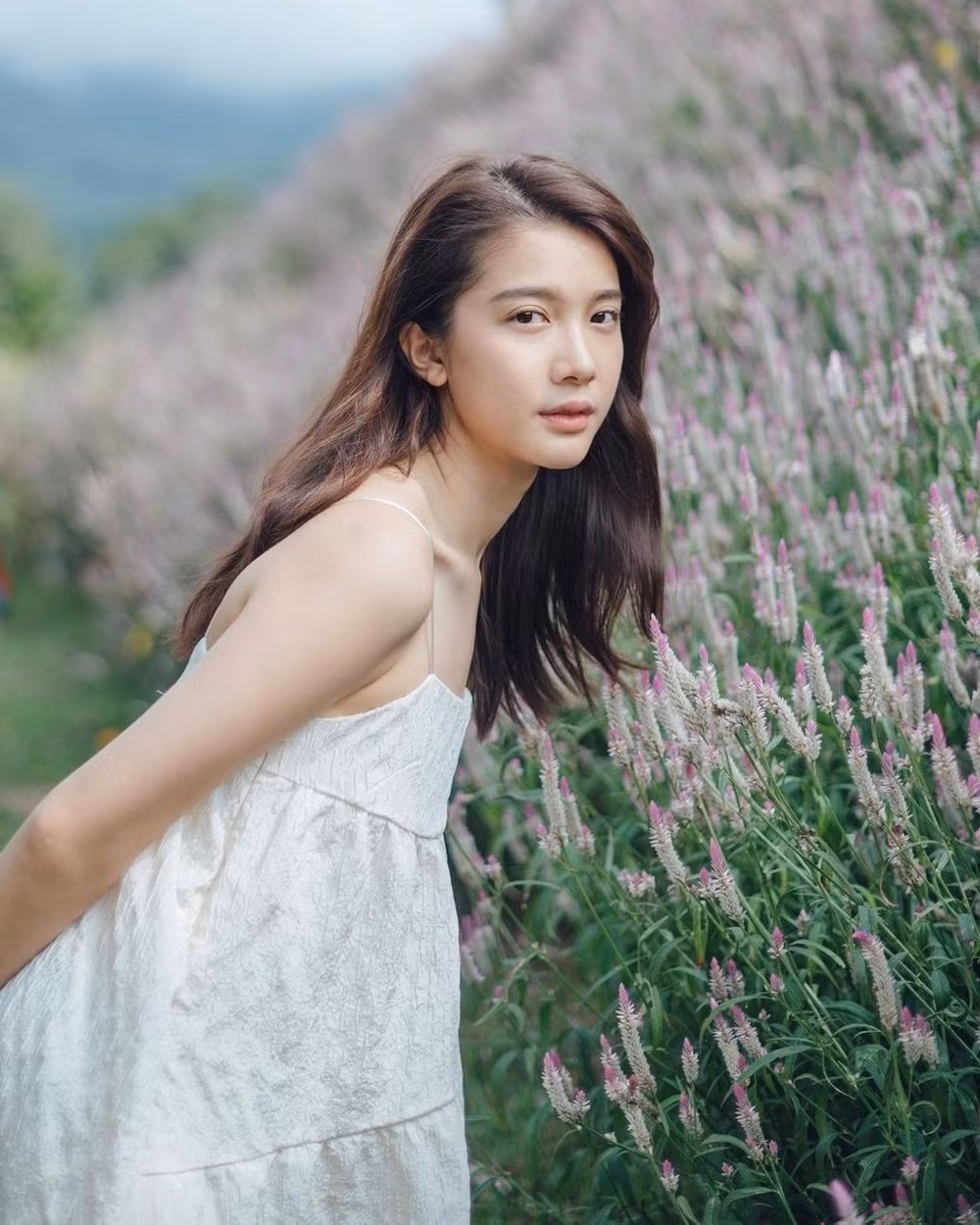 Lâm Tuyên Dư (Serene Lim) sinh năm 1996 ở Malaysia. Cô được công chúng biết đến sau khi giành vị trí Á hậu 1 trong cuộc thi Hoa hậu Quốc tế Trung Quốc năm 2017. Đây là bước đệm để cô gia nhập TVB. Tuy nhiên, Hong Kong (Trung Quốc) không phải "đất lành" đối với Lâm Tuyên Dư. Trong thời gian làm việc tại TVB, cô chỉ đóng vài phim như Girlie Days, Al Cappuccino, Line Walker 3 và không để lại nhiều dấu ấn.