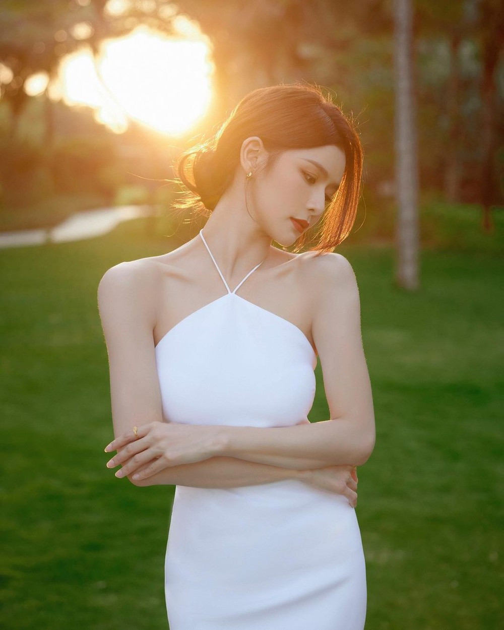 Trước khi gia nhập showbiz, Thái Trác Nghi là nghệ sĩ trang điểm, cũng mở thẩm mỹ viện. Cô bắt đầu nổi tiếng nhờ Internet. Hiện tại, người đẹp có hơn 1,2 triệu người theo dõi trên Instagram.