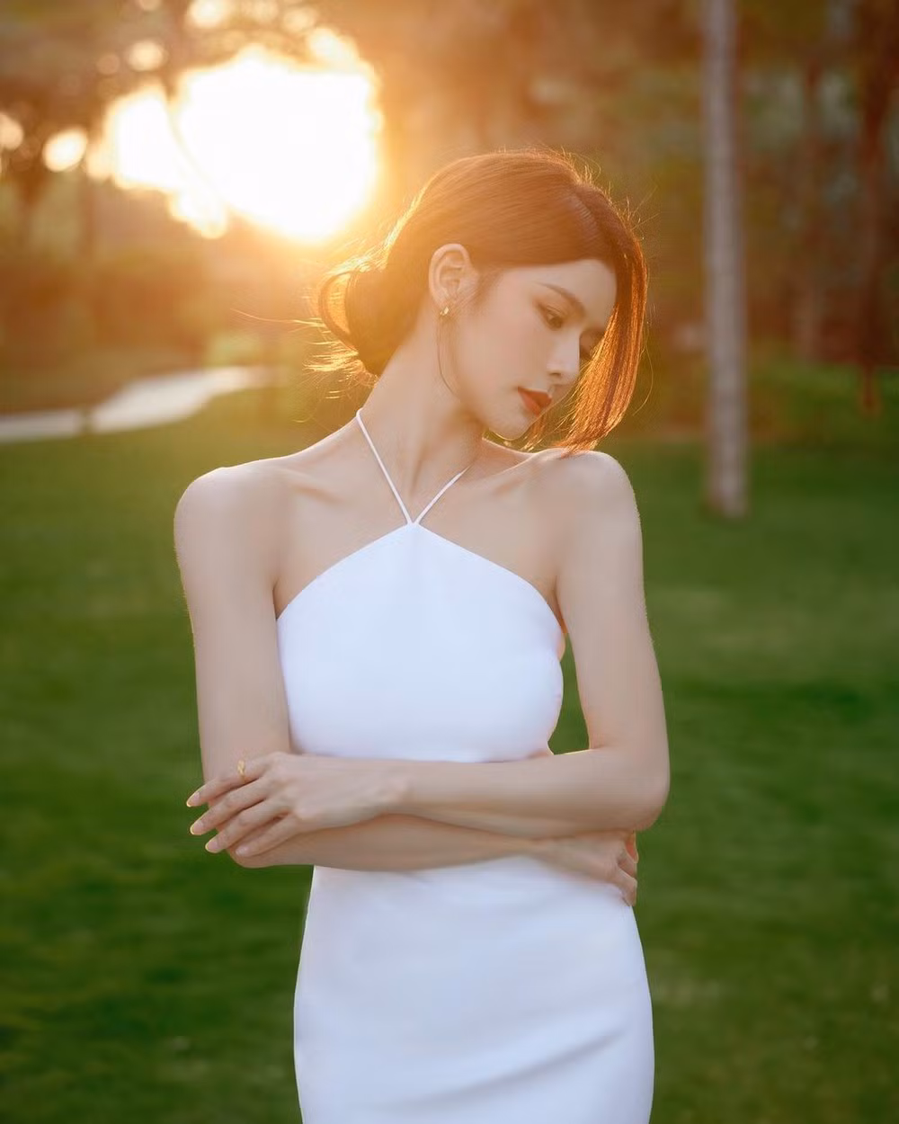 Trước khi gia nhập showbiz, Thái Trác Nghi là nghệ sĩ trang điểm, cũng mở thẩm mỹ viện. Cô bắt đầu nổi tiếng nhờ Internet. Hiện tại, người đẹp có hơn 1,2 triệu người theo dõi trên Instagram.