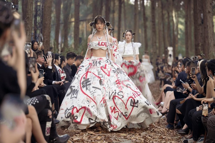 Cách đây chưa lâu, Lê Bống còn tự tin "bóc phốt" việc bản thân suýt ngã khi lần đầu catwalk trong rừng.