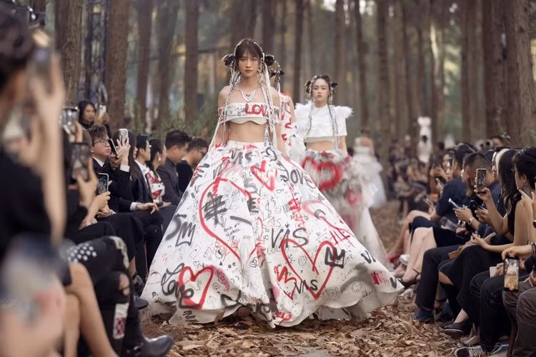 Cách đây chưa lâu, Lê Bống còn tự tin "bóc phốt" việc bản thân suýt ngã khi lần đầu catwalk trong rừng.