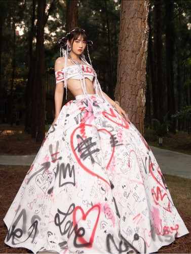 Bỏ ngoài tai những chê bai, Lê Bống dần chứng mình lựa chọn của mình bằng việc liên tục xuất hiện tại các show thời trang, không chỉ trong nước mà cả quốc tế.