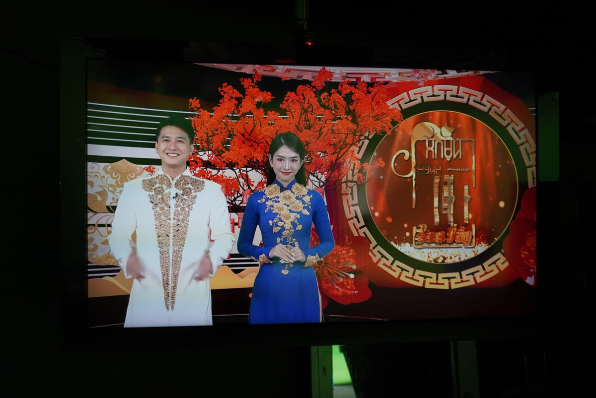 Loạt khoảnh khắc dịu dàng của nữ MC nhà đài sau khi được chia sẻ lên mạng xã hội đã khiến không ít người bất ngờ. Ai nấy đều phải "dụi mắt" trước vẻ đẹp trong trẻo, dịu dàng của hot girl Lê Bống, đặc biệt khi cô xuất hiện với "giao diện" tà áo dài thướt tha.