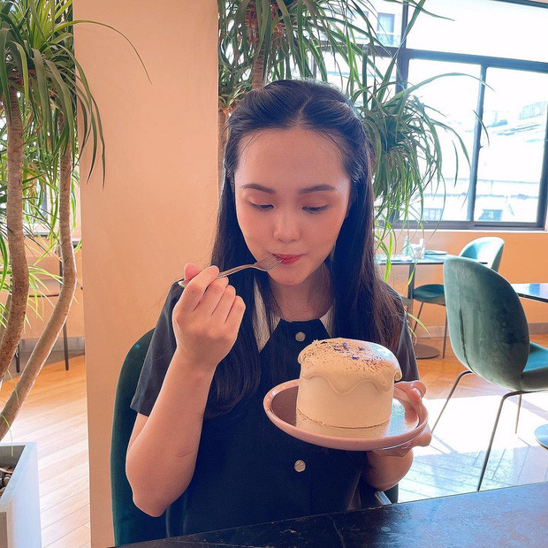 Mới nhất trên Instagram, bà xã Duy Mạnh khoe khuôn mặt V-line thon gọn đến mức khó tin.