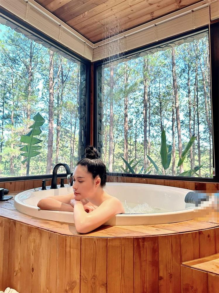 "View này mà vừa ngâm bồn vừa đắp mặt nạ thư giản thì đúng sướng", Nữ đại gia quận 7 viết trên trang cá nhân.