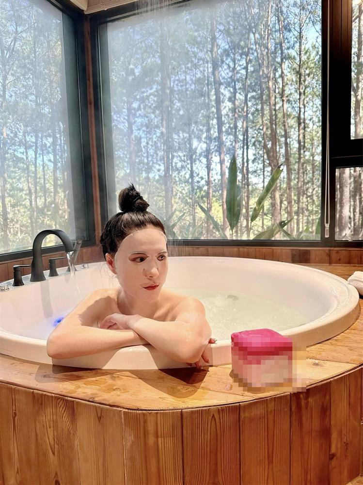 Khoảnh khắc ghi lại, nữ đại gia quận 7 trong tình trạng "không mảnh vải", ngồi thư giãn nhìn vô cùng gợi cảm.