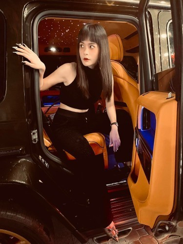 Không chỉ làm đẹp cho mình, trước đó bà mẹ 3 con khiến dân tình thích thú với hình ảnh dẫn cả chồng đi cùng.