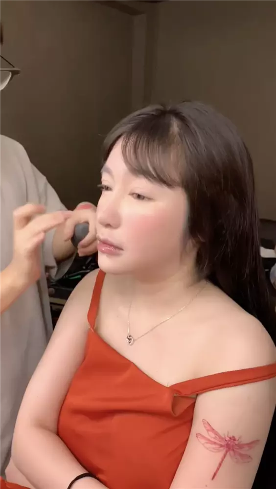 Trong đoạn clip ê-kíp chia sẻ, Elly Trần trông nhợt nhạt, cánh tay thì tròn lẳn.