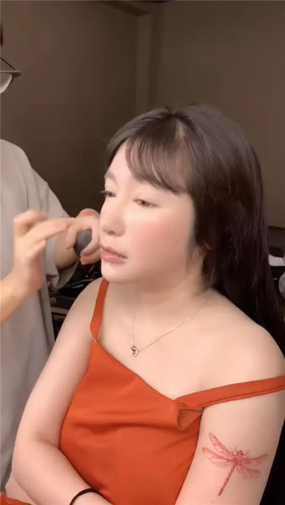 Trong đoạn clip ê-kíp chia sẻ, Elly Trần trông nhợt nhạt, cánh tay thì tròn lẳn.