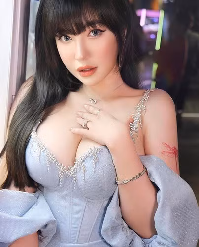 Ở tuổi 35 cũng như đã là mẹ 2 con nhưng hot mom Elly Trần vẫn được ngợi khen trẻ trung và quyến rũ. "Nhất cử nhất động" của cô trên mạng xã hội thu hút sự chú ý của công chúng.