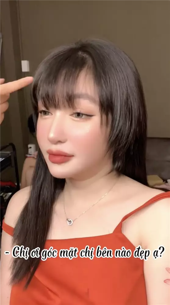 Gương mặt mộc khá thô của Elly Trần hậu nghi vấn "trùng tu". Thậm chí khi zoom cận, làn da cô cũng không mịn mượt mà lỗ chân lông khá to.