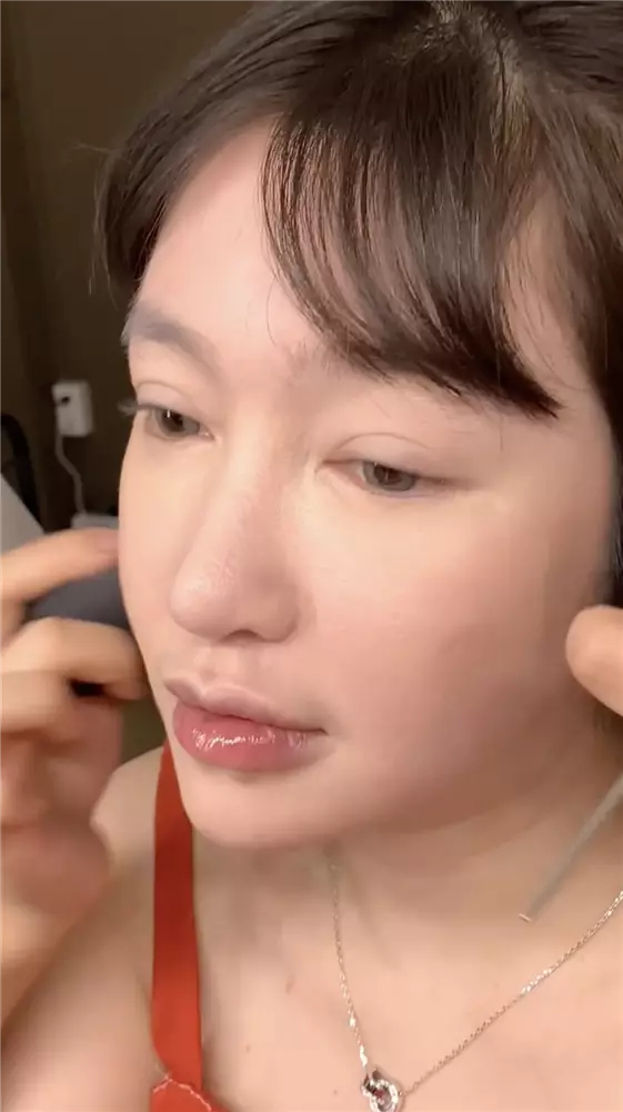 Nếu như không phải còn hình xăm ở bắp tay thì có lẽ nhiều người còn tưởng nhầm đây là Elly Trần nhờ nam nhân viên nào đóng giả mình trước khi trang điểm cho nó "khác bọt".