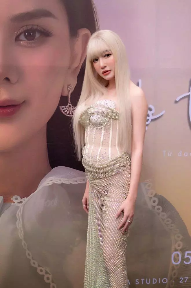 Diện bộ đầm sexy nhưng mặt tròn xoe và vòng 2 to tướng của Elly Trần mới là thứ chiếm spotlight.