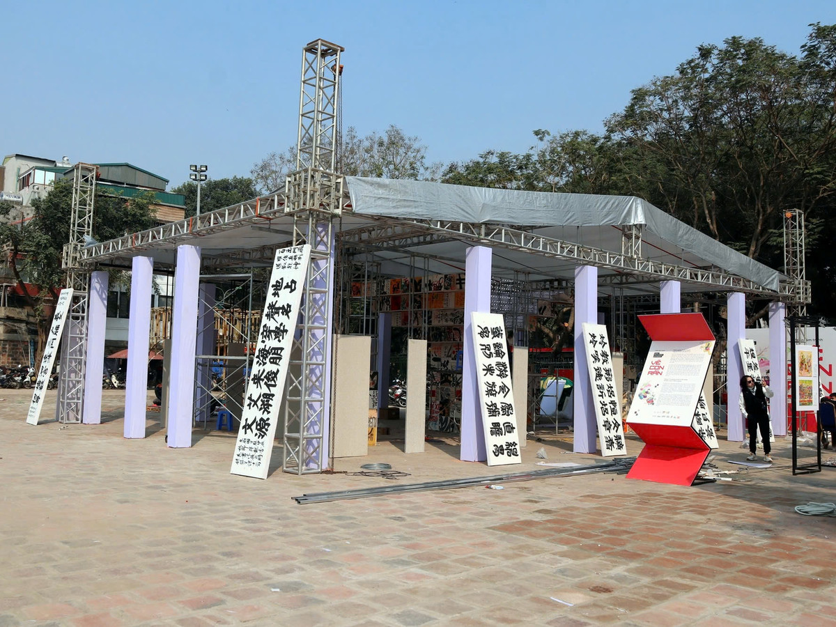 Tại Hội chữ Xuân Ất Tỵ 2025, các triển lãm diễn ra ở cả không gian hồ Văn và khu nội tự phục vụ du khách tham quan.