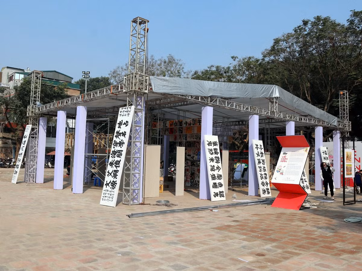 Tại Hội chữ Xuân Ất Tỵ 2025, các triển lãm diễn ra ở cả không gian hồ Văn và khu nội tự phục vụ du khách tham quan.