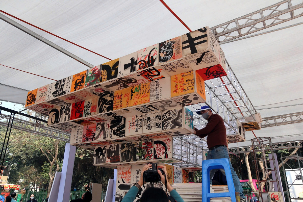 Đặc biệt trong số đó có triển lãm thư pháp “Thực học” trưng bày 100 tác phẩm thư pháp Hán Nôm và Quốc ngữ, giới thiệu những áng thơ văn bất hủ về Thăng Long - Hà Nội và tinh hoa đạo học cổ nhân.