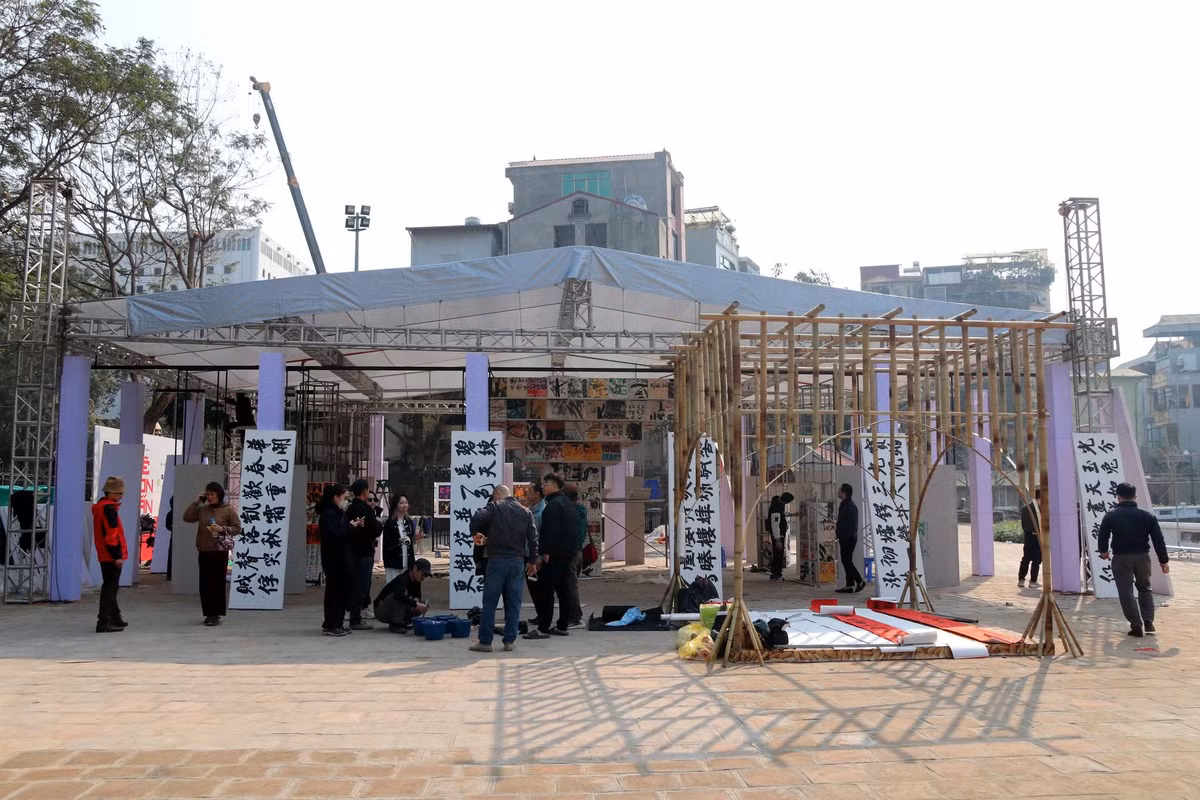 Đại diện Trung tâm Hoạt động Văn hóa-Khoa học Văn Miếu Quốc Tử Giám cho biết, cảnh quan sân vườn ở khu vực hồ Văn được thay “áo” mới, toàn bộ nền sân được lát đá, phần kè hồ và lan can được sơn sửa lại, tăng cường hệ thống chiếu sáng, bổ sung thêm cây xanh…